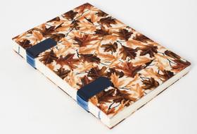 Caderno Artesanal com costura exposta 20,5x14cm. 192pág. SKTbookref. 23475CAO010.