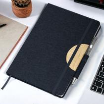 Caderno Capa Dura Azul com Suporte para Caneta e Fechamento em Elástico Caderno Capa Dura Azul com Suporte para Caneta e Fechamento em Elástico