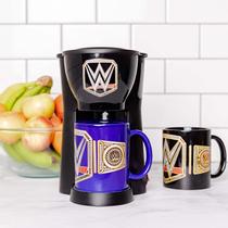 Cafeteira Uncanny Brands WWE Single Cup com 2 canecas