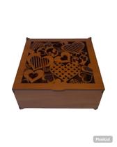 Caixa 15x15 cm em MDF cor Tabaco com tampa vazada coração bordado