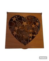 Caixa 15x15 cm em MDF cor Tabaco com tampa vazada coração