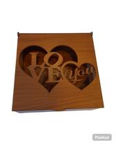 Caixa 15x15 cm em MDF cor Tabaco com tampa vazada love you Caixa 15x15 cm em MDF cor Tabaco com tampa vazada love you