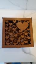 Caixa 15x15 cm em MDF cor Tabaco com tampa vazada mini corações