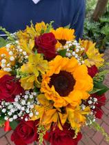 Caixa box com rosas e girassóis