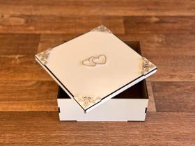 Caixa branca com apliques coloridos 20x20x8cm - coração