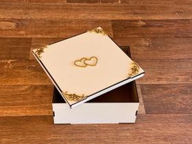 Caixa branca com apliques coloridos 20x20x8cm - coração - Criativa Arte