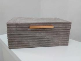Caixa Cinza Em Mdf Aveludada Com Puxador De Alumínio 30 Cm
