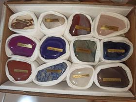 Caixa com pedras de cristais colecionáveis Caixa com pedras de cristais colecionáveis