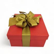 Caixa De Presente 25X25X15 Cartonada Vermelha Laço Dourado Caixa De Presente 25X25X15 Cartonada Vermelha Laço Dourado