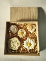 Caixa em mdf contém cinco sabonetes no aroma calendula.