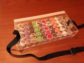 Caixa Expositor acrílico para 50 brigadeiros Nº5 com tampa e alça regulável