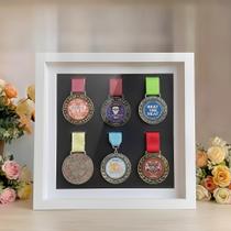 Caixa Expositora de Medalhas WANLIAN 33x33cm de Madeira com 6 Compartimentos Branca