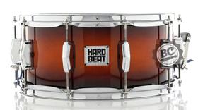 Caixa Hard Beat Maple Shell Red Burst Lacquer 14x6,5 com 10 afinações e canoas inteiriças