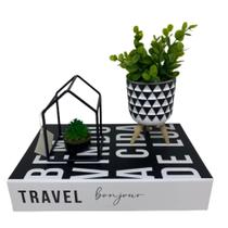Caixa livro decorativo "Travel", vaso tripé e enfeite metal na cor preta.