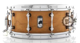 Caixa Mapex Signature Design Lab Machine Cherry Bomb 14x6 com esteira Puresound e Aros Sonic Saver Caixa Mapex Signature Design Lab Machine Cherry Bomb 14x6 com esteira Puresound e Aros Sonic Saver