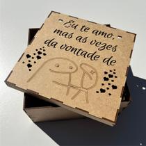 Caixa MDF Personalizada 20x20x10 com Frase Engraçada "Eu te amo, mas..." - Presente Criativo