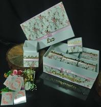 Caixa Recordação do Bebê com Nome - BRANCO COM FLORES E PEROLAS