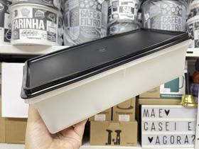 Caixa Tupperware Maxi 2,5 Litros com Tampa Preta - Levemente Translúcida Caixa Tupperware Maxi 2,5 Litros com Tampa Preta - Levemente Translúcida