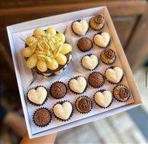 Caixa Visor com Berço para Bolo Bento + 16 Doces - Pacote com 10 Unidades