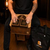 Cajon De Colo Eletroacústico Com Bongôs E Bolsa Mb