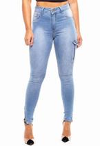 Calça azul clara com bolso no lado