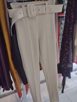 Calça beje com cinto Calça beje com cinto