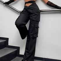 Calça Cargo com Bolsos e Fita na Cintura Calça Cargo com Bolsos e Fita na Cintura