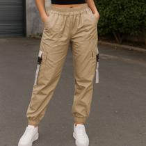 Calça Cargo Feminina com Bolsos Fivela e Detalhe Refletivo Calça Cargo Feminina com Bolsos Fivela e Detalhe Refletivo