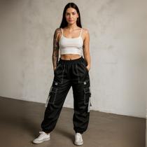 Calça Cargo Feminina com Bolsos Fivela e Detalhe Refletivo