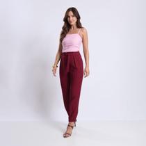 Calça Carrot Crepe Slub Bordô com Prega Miss Joy 8515 Feminino Cor:BordôTamanho:46