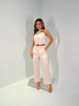 Calça com pregas na cor bege