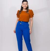Calça de algodão na cor azul com detalhes de botão dourado na lateral