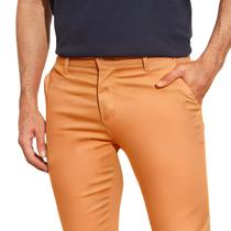 Calça de Sarja Chino FMF Com Bolso Traseiro Embutido Caramelo