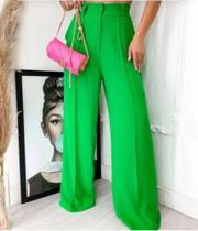 Calça de tecido formal para vc arrasar Tam M detalhes de listra na parte da frente da calça