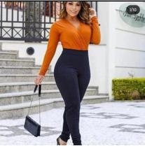 Calça disponível na cor preta Tam m