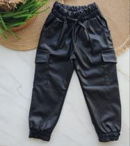 Calça em material sintético