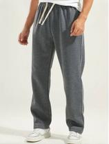 Calça em moletom flanelado cor grafite masculina com barra reta sem bolsos e cordão branco Calça em moletom flanelado cor grafite masculina com barra reta sem bolsos e cordão branco