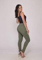 Calça feminina em Sarja com elastano verde militar Calça feminina em Sarja com elastano verde militar