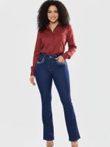 Calça Feminina Flare Jeans Escuro com Strass ao Redor do Bolso