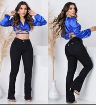 Calça Feminina Flare Preta Boca de Sino Cintura Alta com Elastano