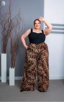 Calça feminina pantalona Tamanho G1 com estampa de onça.