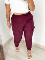 Calça Feminina Plus Size Bengaline Cargo com Bolso Lateral Moda Plus Size