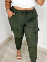 Calça Feminina Plus Size Bengaline Cargo com Bolso Lateral Moda Plus Size
