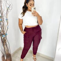 Calça Feminina Plus Size Bengaline Cargo com Bolso Lateral Moda Plus Size Tamanho Grandes Linda Calça Feminina Plus Size Bengaline Cargo com Bolso Lateral Moda Plus Size Tamanho Grandes Linda