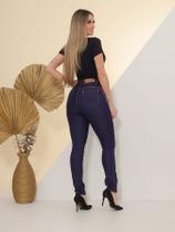 Calça Feminina Skinny Jeans Escuro com Strass ao Redor do Bolso