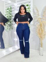 Calça flare jeans escura rasgada no joelho