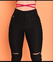 Calça Jasp Skinny Preta rasgada, modelagem levanta bumbum