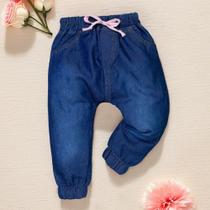 Calça Jeans Bebê Jogger Detalhe Linha Caramelo e Cordão Rosa