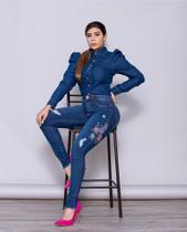 Calça jeans bordada empina bumbum