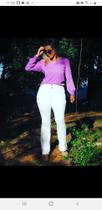 Calça jeans cintura alta e boca reta ,na cor branca e dois botoes Calça jeans cintura alta e boca reta ,na cor branca e dois botoes